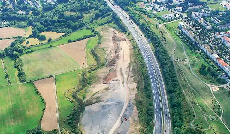 Hausmüllverbrennungsache GRANOVA im Lärmschutzwall bei Kassel